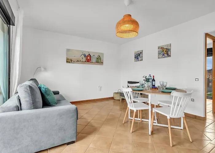 Manuela Лахарес